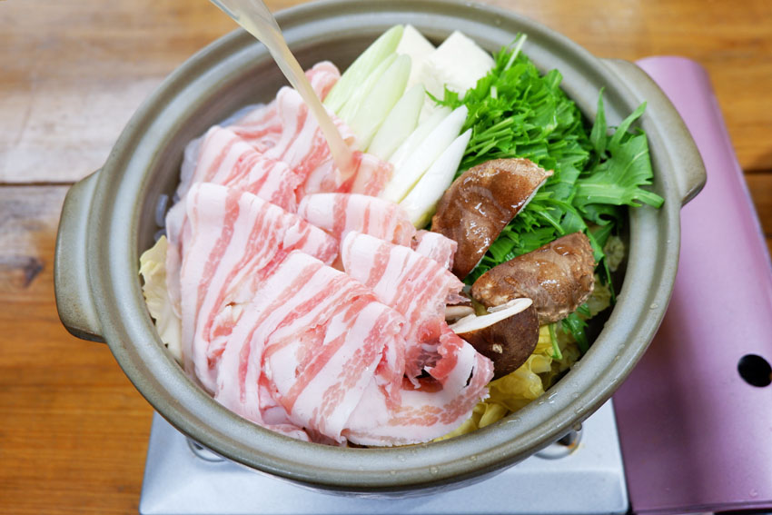 【くんぺるランチ便】肉のうまみたっぷり出汁で食べる赤豚鍋！