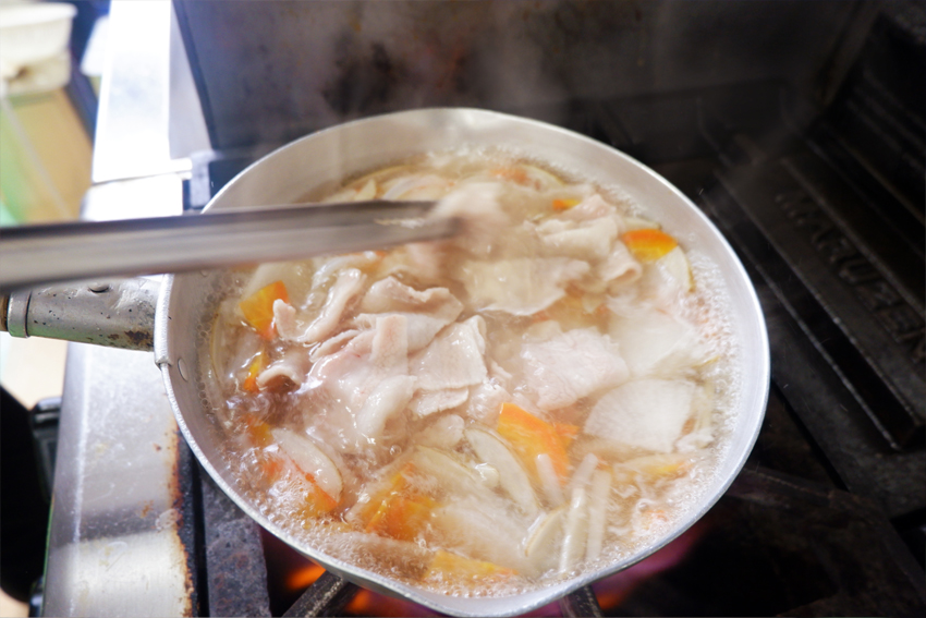 【くんぺるランチ便】黄金スープで作る赤豚の豚汁と伊豆沼豚の蒲焼丼！