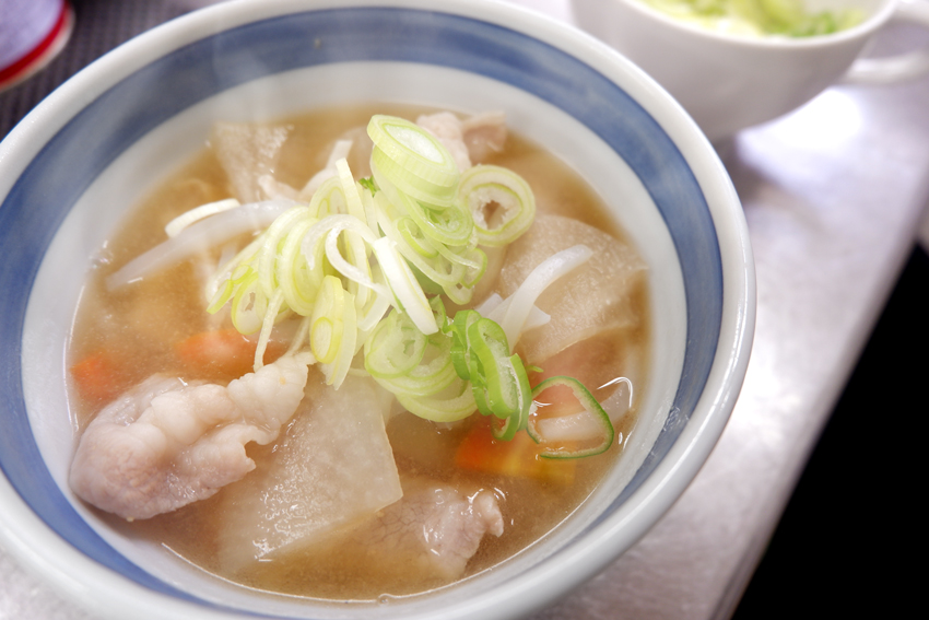 【くんぺるランチ便】黄金スープで作る赤豚の豚汁と伊豆沼豚の蒲焼丼！