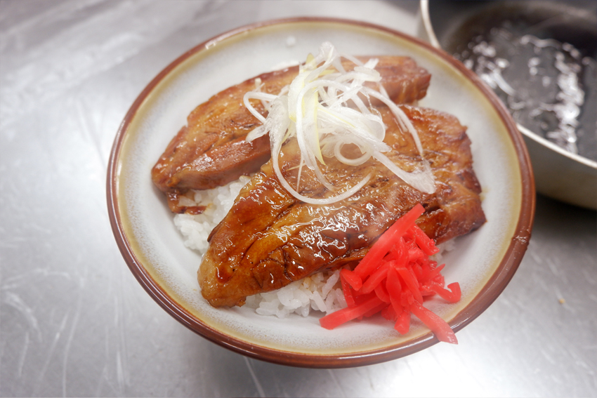 【くんぺるランチ便】黄金スープで作る赤豚の豚汁と伊豆沼豚の蒲焼丼！