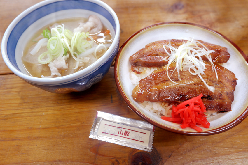 【くんぺるランチ便】黄金スープで作る赤豚の豚汁と伊豆沼豚の蒲焼丼！