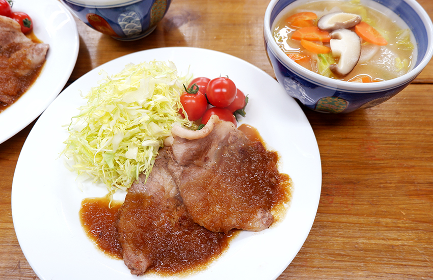 【シェフのこんだて直送便】豚肉の新玉ねぎおろしソースと春野菜の具だくさんみそ汁