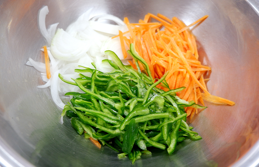 伊豆沼豚肩ロースの南蛮漬けと彩り野菜のカレー炒め