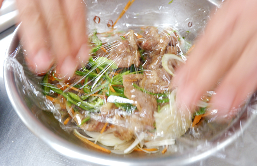 伊豆沼豚肩ロースの南蛮漬けと彩り野菜のカレー炒め