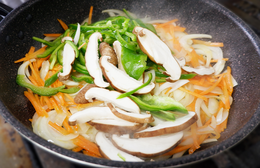 伊豆沼豚肩ロースの南蛮漬けと彩り野菜のカレー炒め