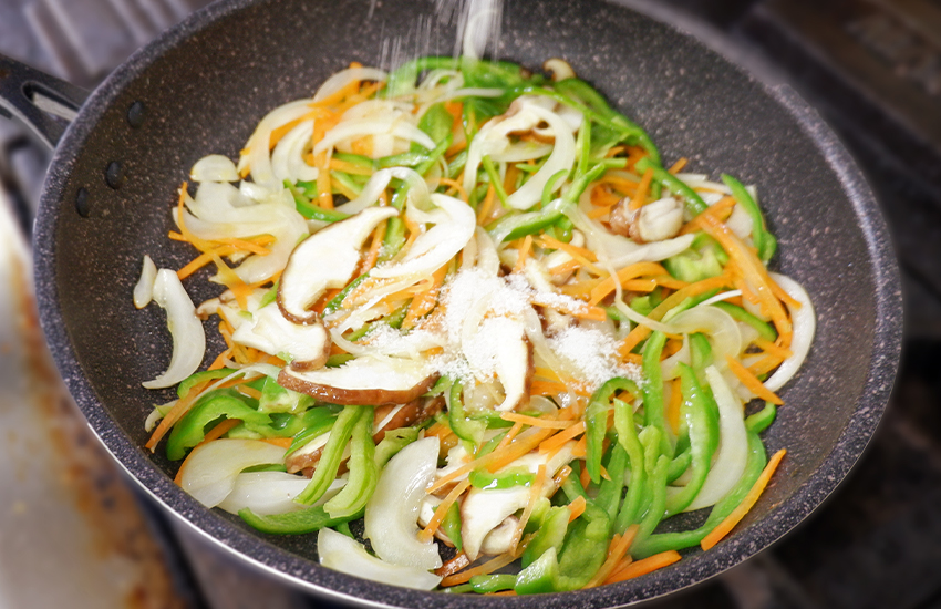 伊豆沼豚肩ロースの南蛮漬けと彩り野菜のカレー炒め