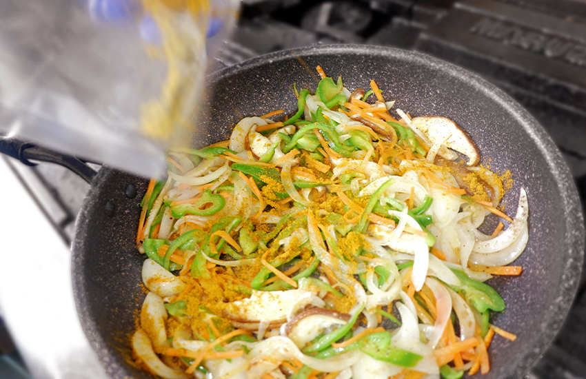 伊豆沼豚肩ロースの南蛮漬けと彩り野菜のカレー炒め