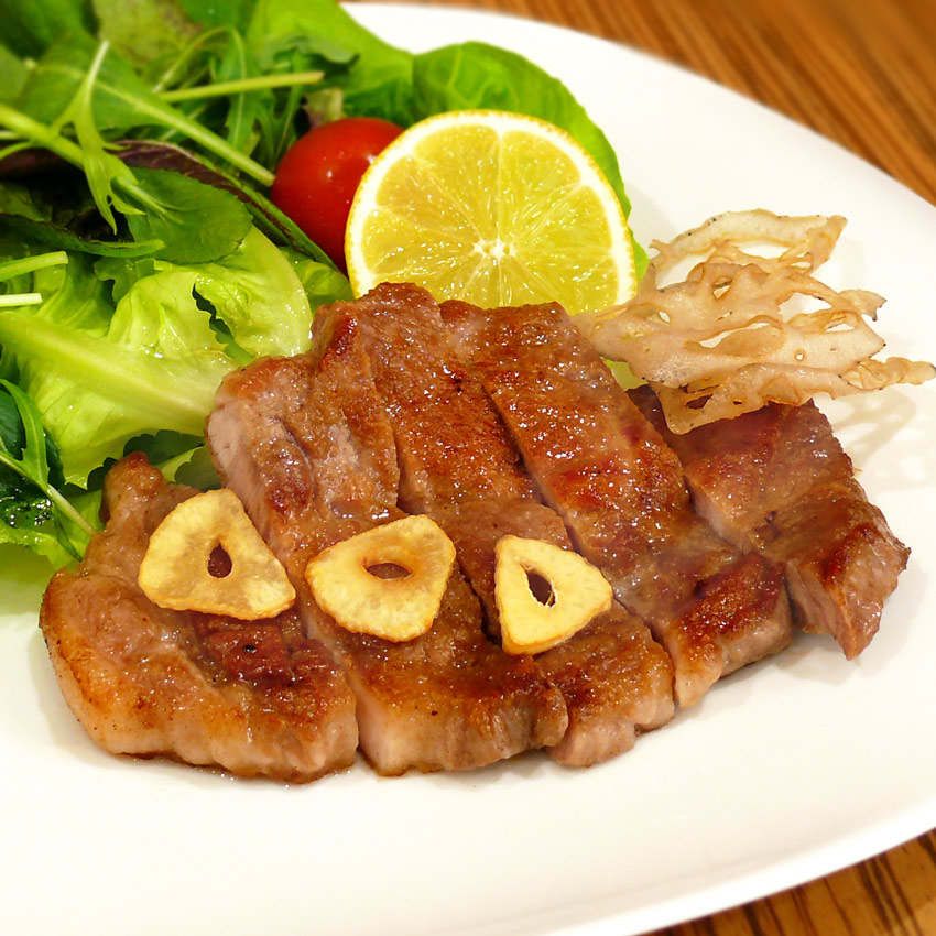 肩ロース 切り身の調理例。香ばしいポークステーキ。