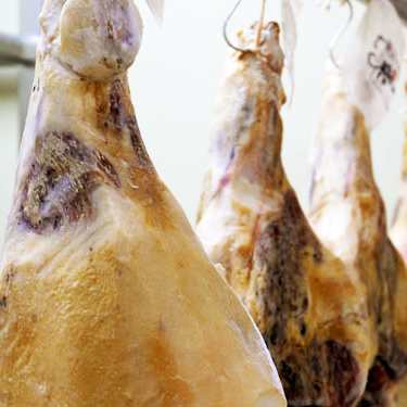 熟成庫に吊るされた生ハム