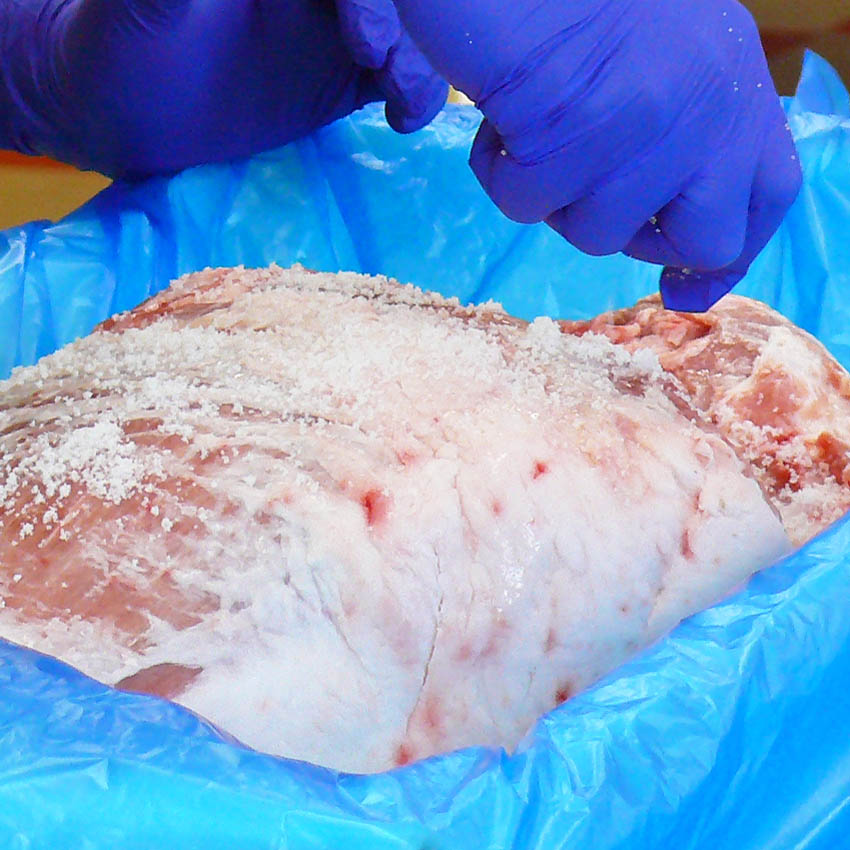 仕込み時の塩揉みの様子