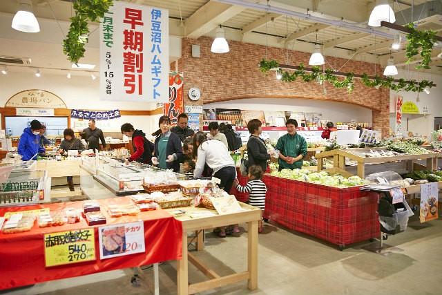 店内には地元でとれた新鮮な野菜・米などの農作物が並ぶ