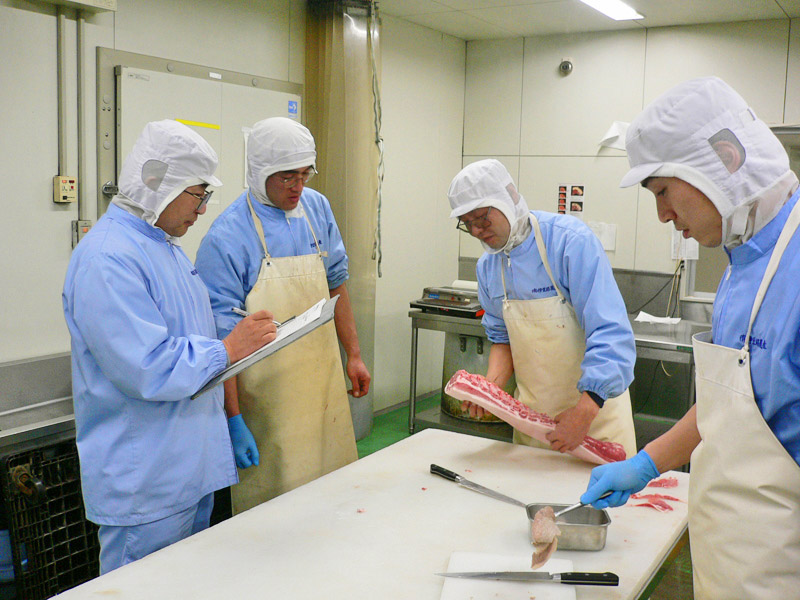 おいしい商品を生み出すため何度も試行錯誤する製造工場の様子